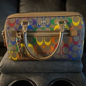 Coach pride collection rowan satchel comes with strap had gold trim nice bag.